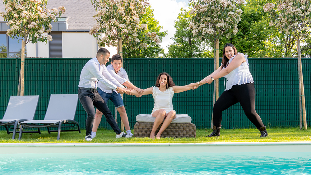 reportage photo événement famillial à domicile au jardin autour de la piscine à Feucherolles. Michèle Gabet Photographie