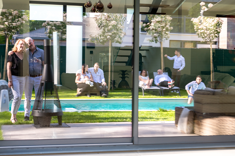 photo événement familial. reflets vitres. jardin et piscine. Michèle Gabet photographie