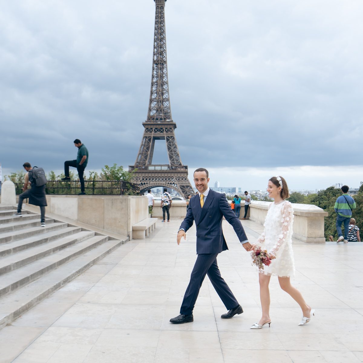 Photo de mariés devant la tour eiffel paris