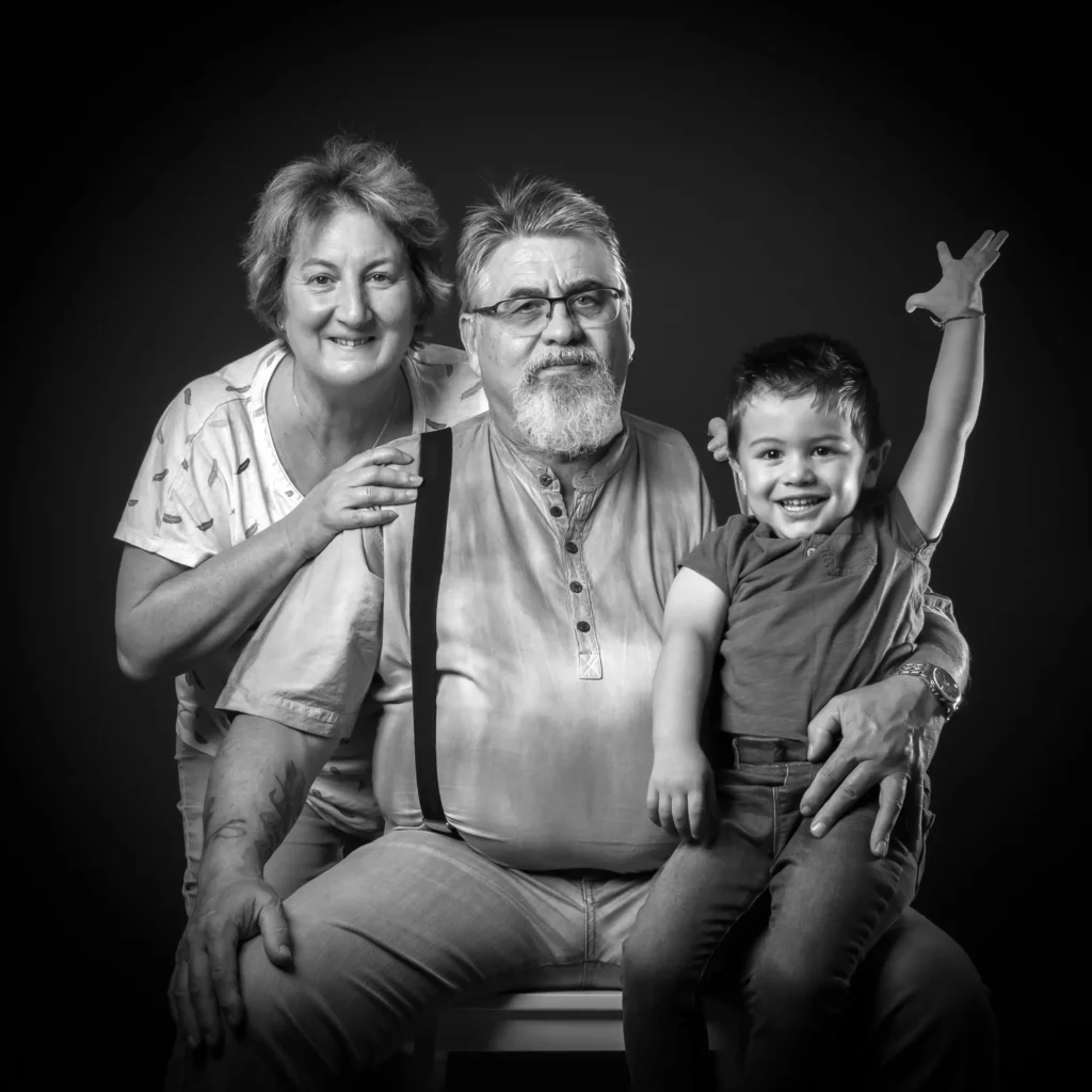 séance photo famille AU STUDIO photo en noir et blanc