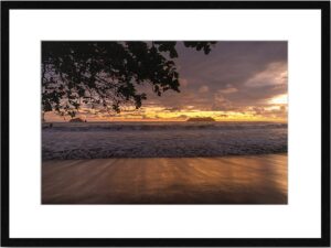 Photo de paysage de mer en tirage limité. bord de mer avec iles. coucher de soleil et nuages à Manuel Antonio. pose longue. Michèle Gabet Photographie