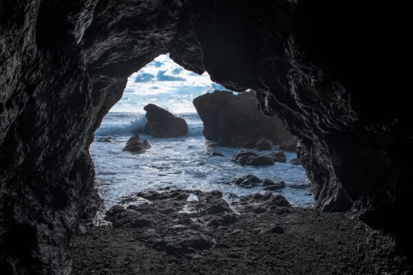 Photo de paysage de mer en tirage limité. bord de mer avec rocher vue d'une grotte. Michèle Gabet Photographie