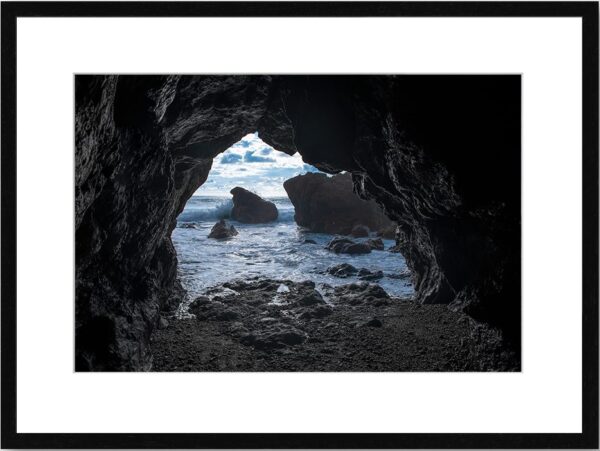 Photo de paysage de mer en tirage limité. bord de mer avec rocher vue d'une grotte. Michèle Gabet Photographie