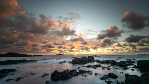 Photo de paysage de mer en tirage limité. bord de mer avec rocher. coucher de soleil et nuages. pose longue. Michèle Gabet Photographie