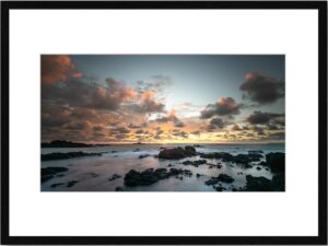 Photo de paysage de mer en tirage limité. bord de mer avec rocher. coucher de soleil et nuages. pose longue. Michèle Gabet Photographie