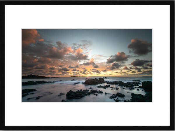 Photo de paysage de mer en tirage limité. bord de mer avec rocher. coucher de soleil et nuages. pose longue. Michèle Gabet Photographie