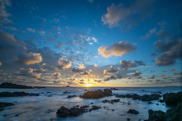 Photo de paysage de mer en tirage limité. bord de mer avec rocher. coucher de soleil et nuages. pose longue. Michèle Gabet Photographie