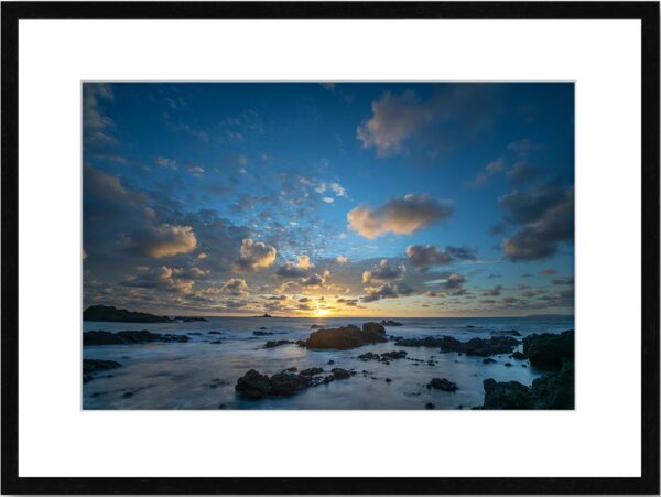 Photo de paysage de mer en tirage limité. bord de mer avec rocher. coucher de soleil et nuages. pose longue. Michèle Gabet Photographie