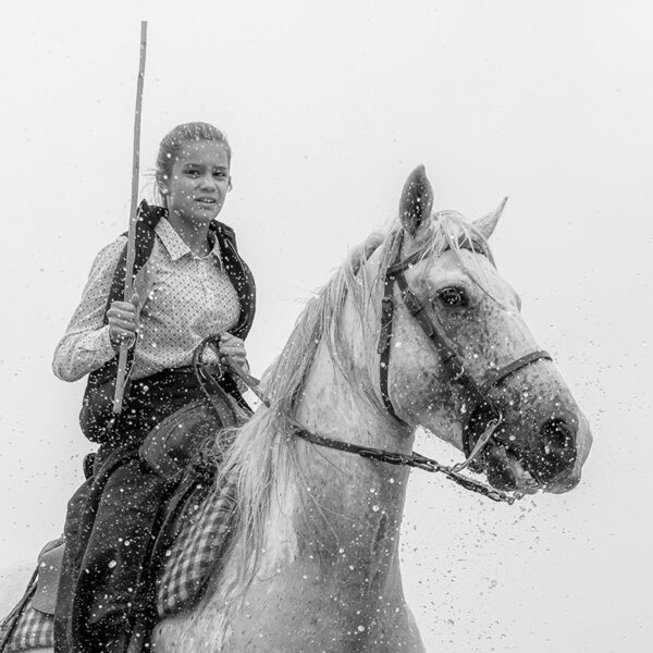 Photo en tirage limité en noir et blanc. Série chevaux de camargue de Michèle Gabet Photographie. portrait d'une jeune gardiane et son cheval