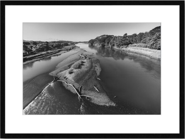 Photo de paysage en tirage limité. rivière infestée de crocodiles à Tarcoles. photo en noir et blanc. Michèle Gabet Photographie