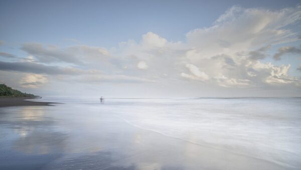 Photo de paysage de mer en tirage limité. pecheur sur la plage. pose longue. Michèle Gabet Photographie