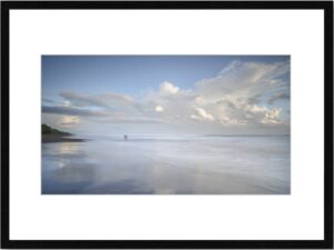 Photo de paysage de mer en tirage limité. pecheur sur la plage. pose longue. Michèle Gabet Photographie