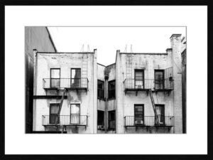 Photo en tirage limité. fenêtre, balcon et escalier immeuble new yorkais en noir et blanc. Michèle Gabet Photographie