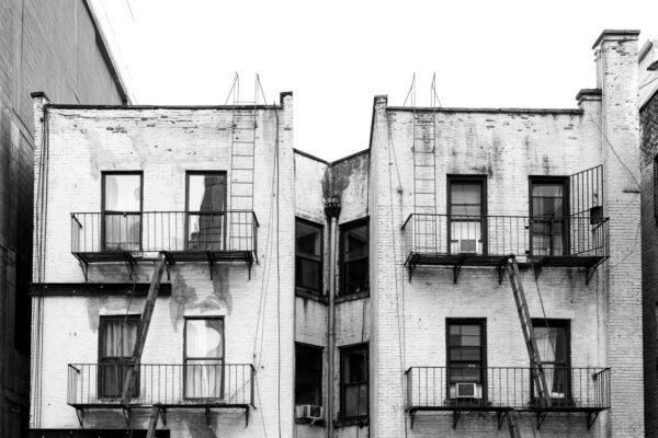 Photo en tirage limité. fenêtre, balcon et escalier immeuble new yorkais en noir et blanc. Michèle Gabet Photographie