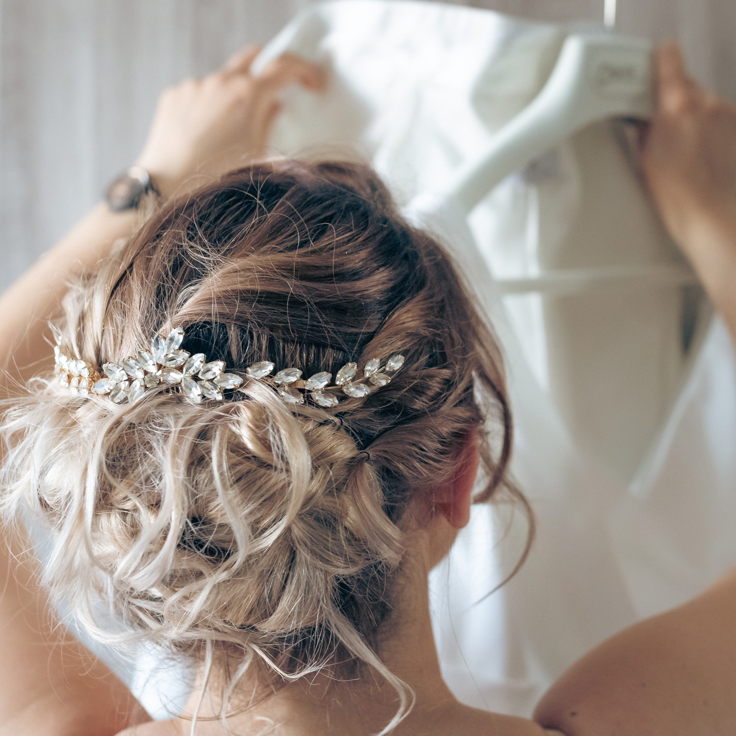 Mariage. Préparatifs de la mariée. Coiffure mariée.