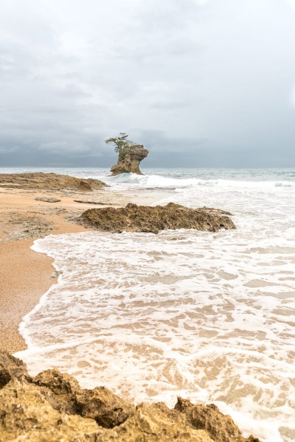 Photo de paysage en tirage limité. plage au costa rica avec un rocher. Michèle Gabet Photographie