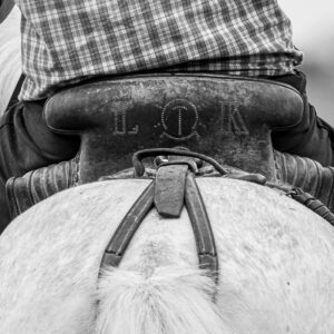 Photo en tirage limité en noir et blanc. Série chevaux de camargue de Michèle Gabet Photographie. détail selle camargaise