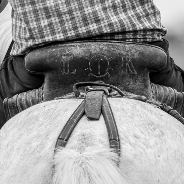 Photo en tirage limité en noir et blanc. Série chevaux de camargue de Michèle Gabet Photographie. détail selle camargaise