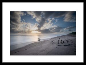 Photo de paysage en tirage limité. plage au costa rica avec un bois flotté échoué sur le sable. pose longue. Michèle Gabet Photographie