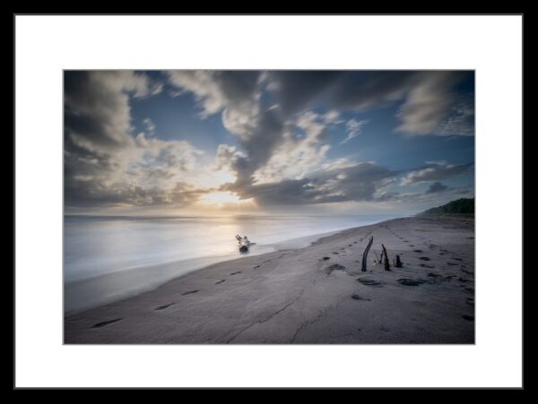 Photo de paysage en tirage limité. plage au costa rica avec un bois flotté échoué sur le sable. pose longue. Michèle Gabet Photographie