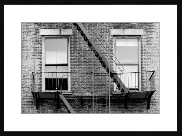 Photo en tirage limité. fenêtre, balcon et escalier immeuble new yorkais en noir et blanc. Michèle Gabet Photographie