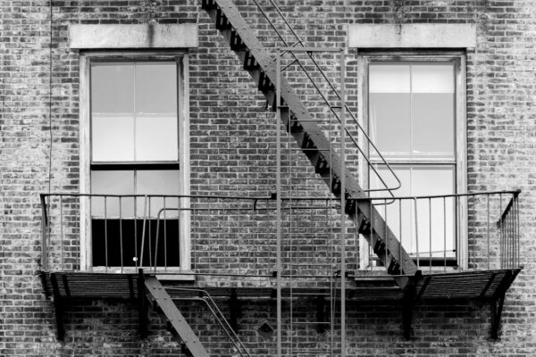 Photo en tirage limité. fenêtre, balcon et escalier immeuble new yorkais en noir et blanc. Michèle Gabet Photographie