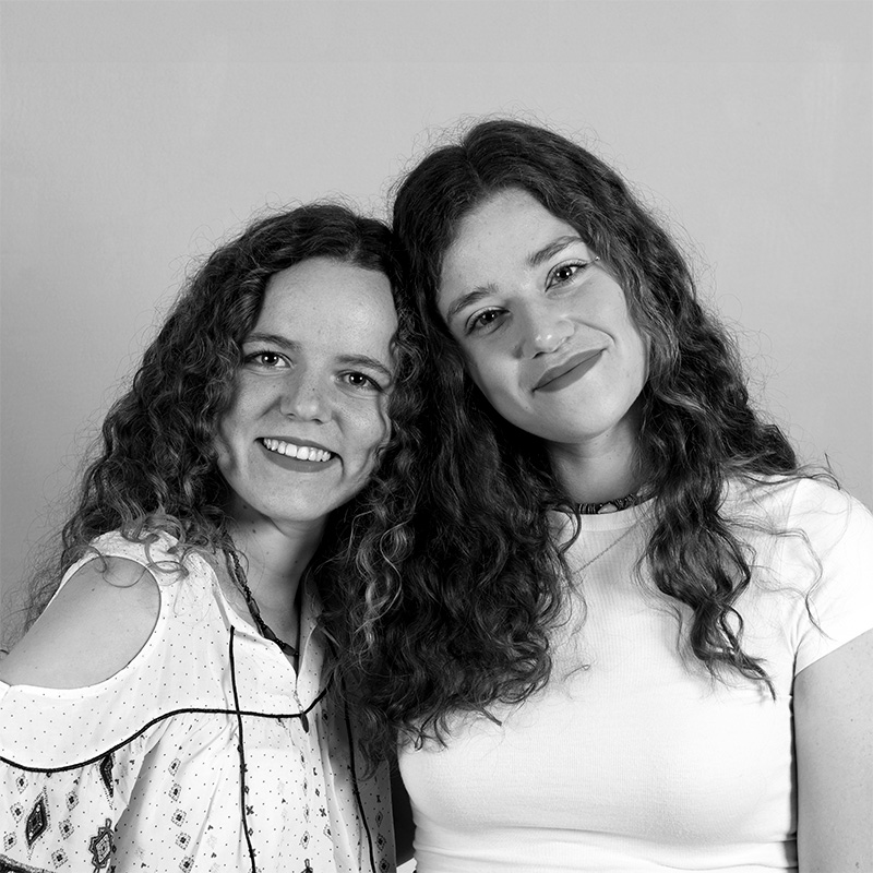 portrait deux jeunes femmes en noir et blanc au studio photo