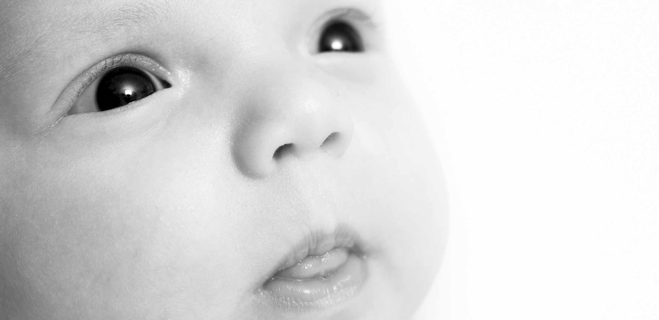 photo portrait de bébé en noir et blanc AU STUDIO à rueil Malmaison Michèle Gabet Photographie