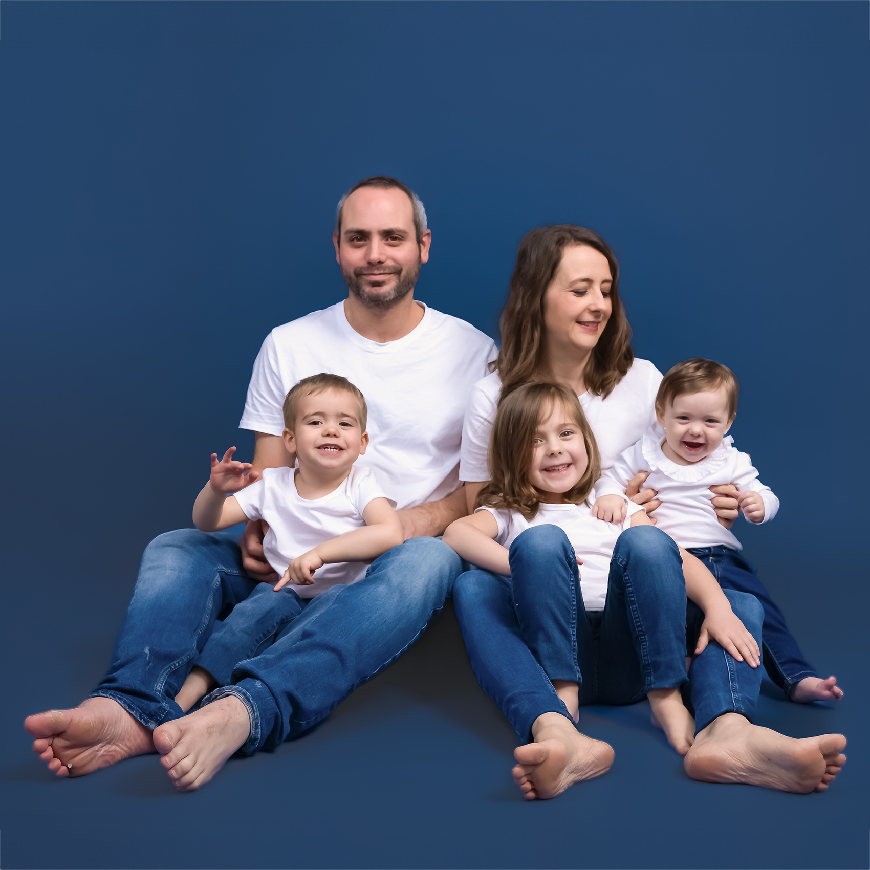 séance photo de famille au studio sur fond bleu. Rueil-Malmaison. Michèle Gabet Photographie