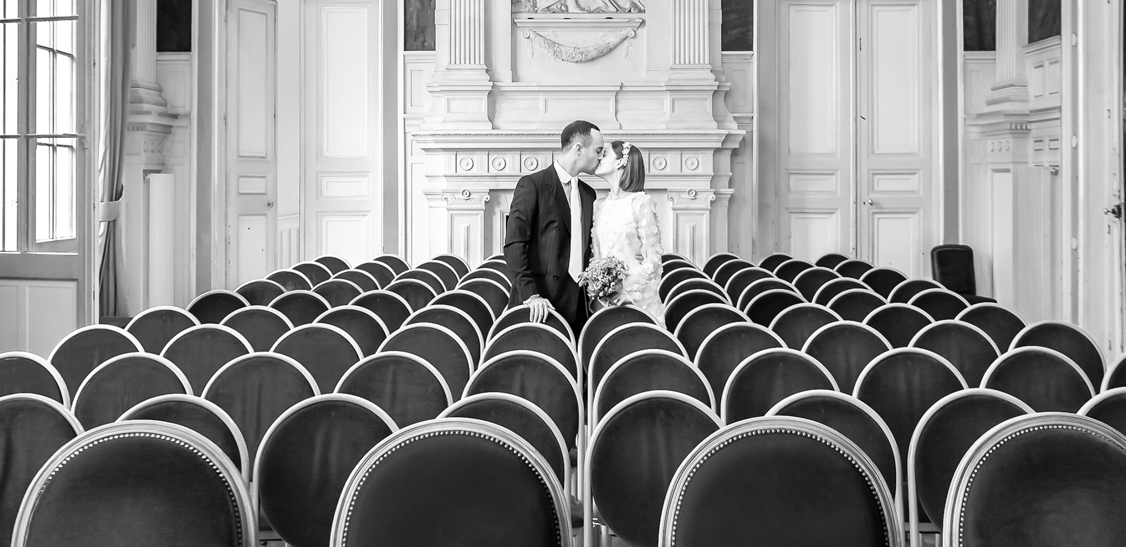 photo de mariage civil en noir et blanc. mairie paris 16e. Michèle Gabet Photographie