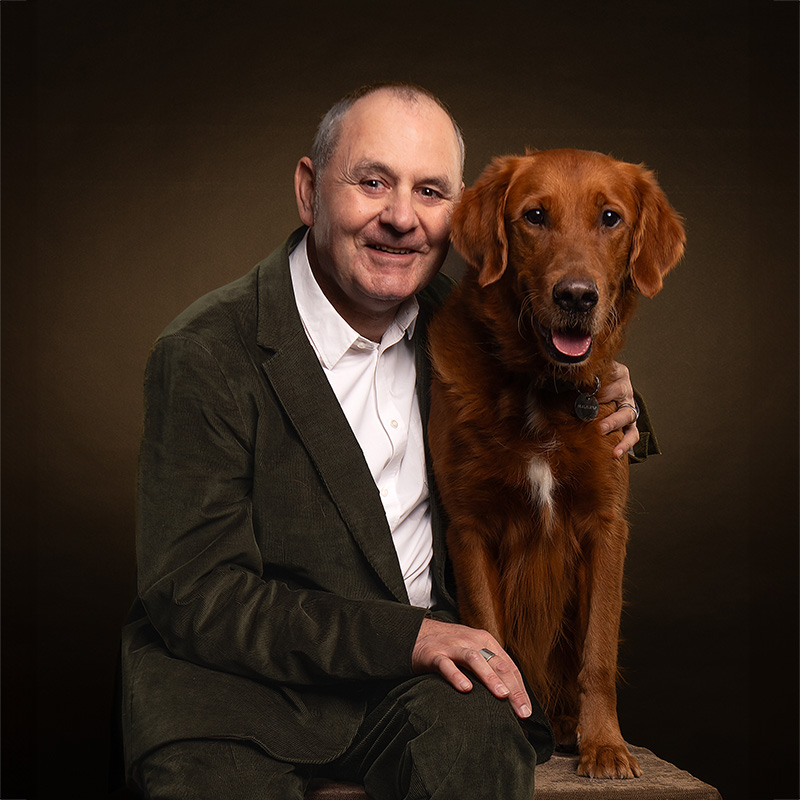 portrait homme et son chien au studio photo