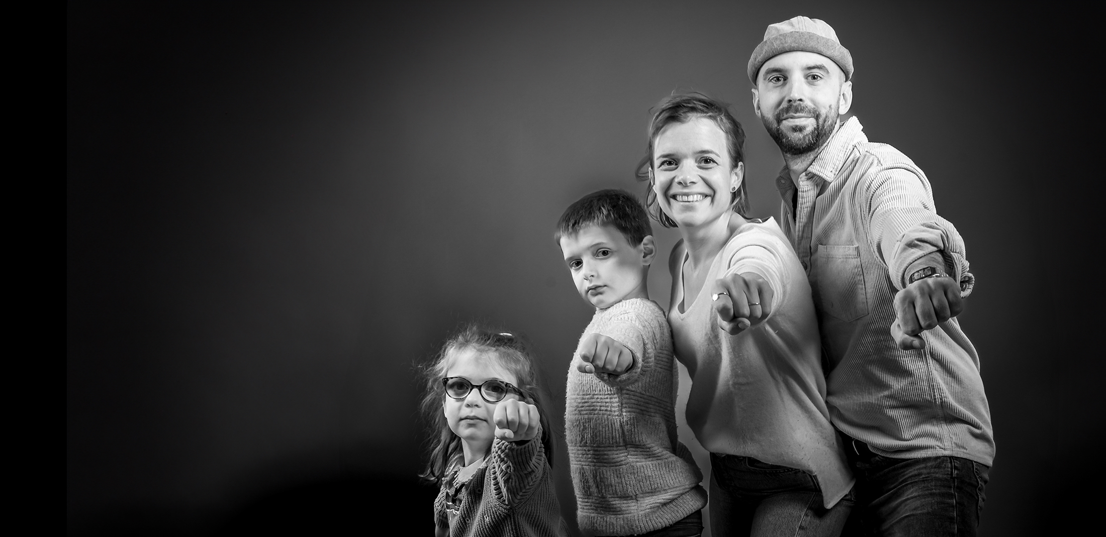 photo de famille en noir et blanc AU STUDIO à rueil-malmaison. Michèle Gabet Photographie