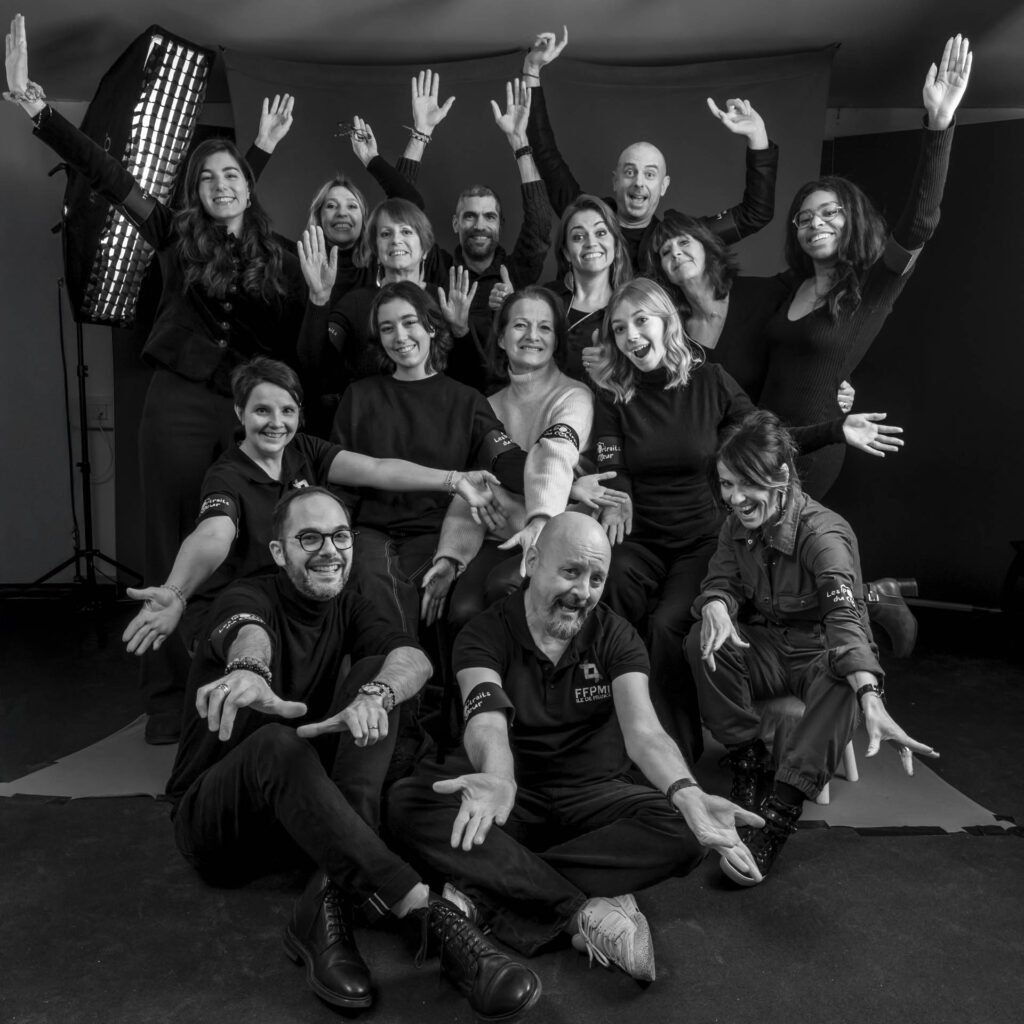 équipe de photographes, maquilleuses, coiffeuses et secours populaire. Portraits du coeur 2025 AU STUDIO à Rueil Malmaison.