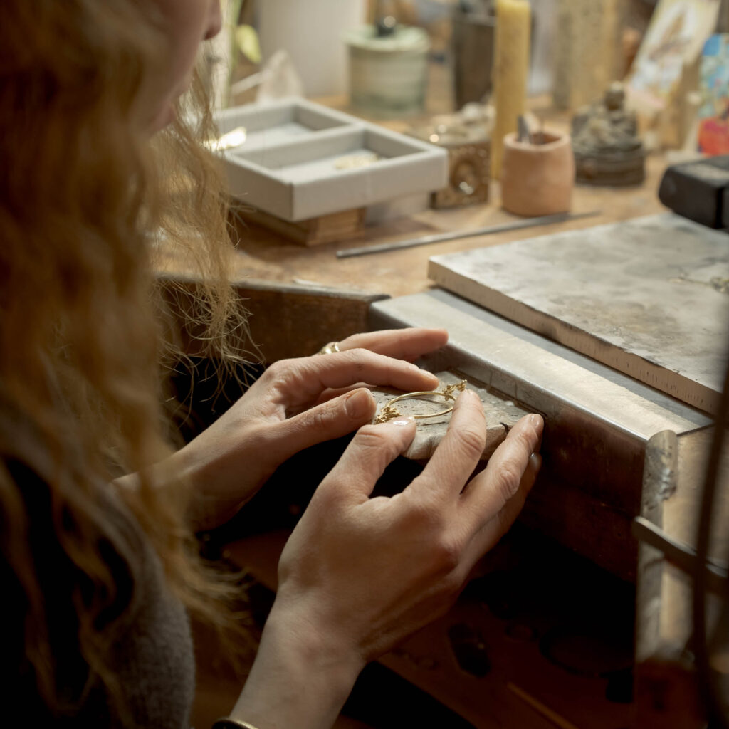 Reportage photo d'entreprise - artisan - joaillerie - joaillère - gestes métier - Clara Jasmine Paris - Michèle Gabet Photographie