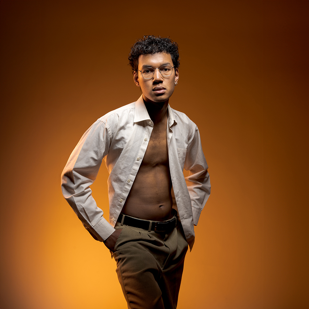 Portrait creatif homme au studio à Rueil-Malmaison. Michèle Gabet Photographie