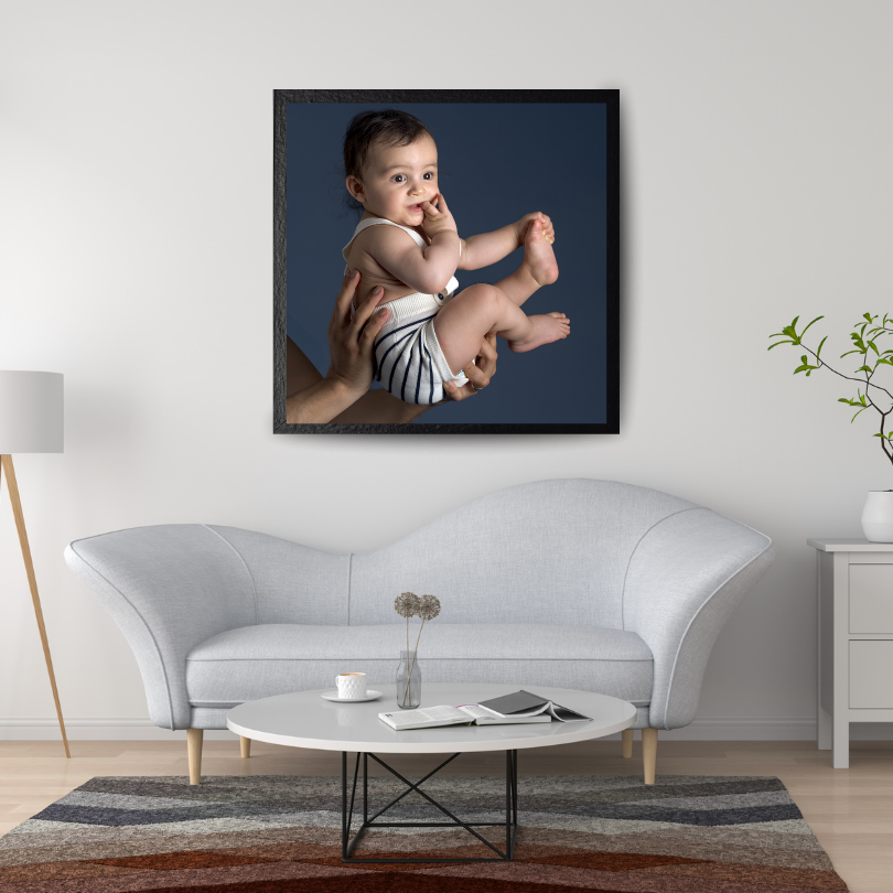 séance photo bébé AU STUDIO à Rueil-Malmaison. Michèle Gabet Photographe. Tableau sur bois 50x50cm caisse américaine.