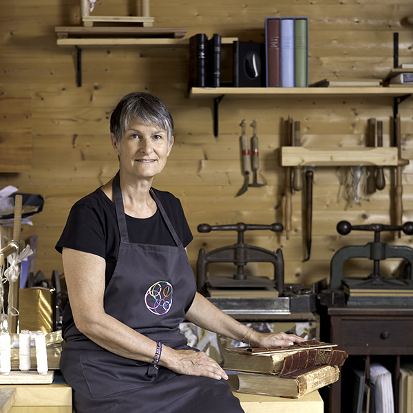 PORTRAIT-PROFESSIONNEL-ARTISAN-RELIEUR-MICHELE-GABET-PHOTOGRAPHE-RUEIL-MALMAISON