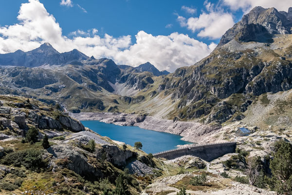 Photo de paysage en tirage limité. Refuge de montagne et lac dans les pyrénnées. Michèle Gabet Photographie