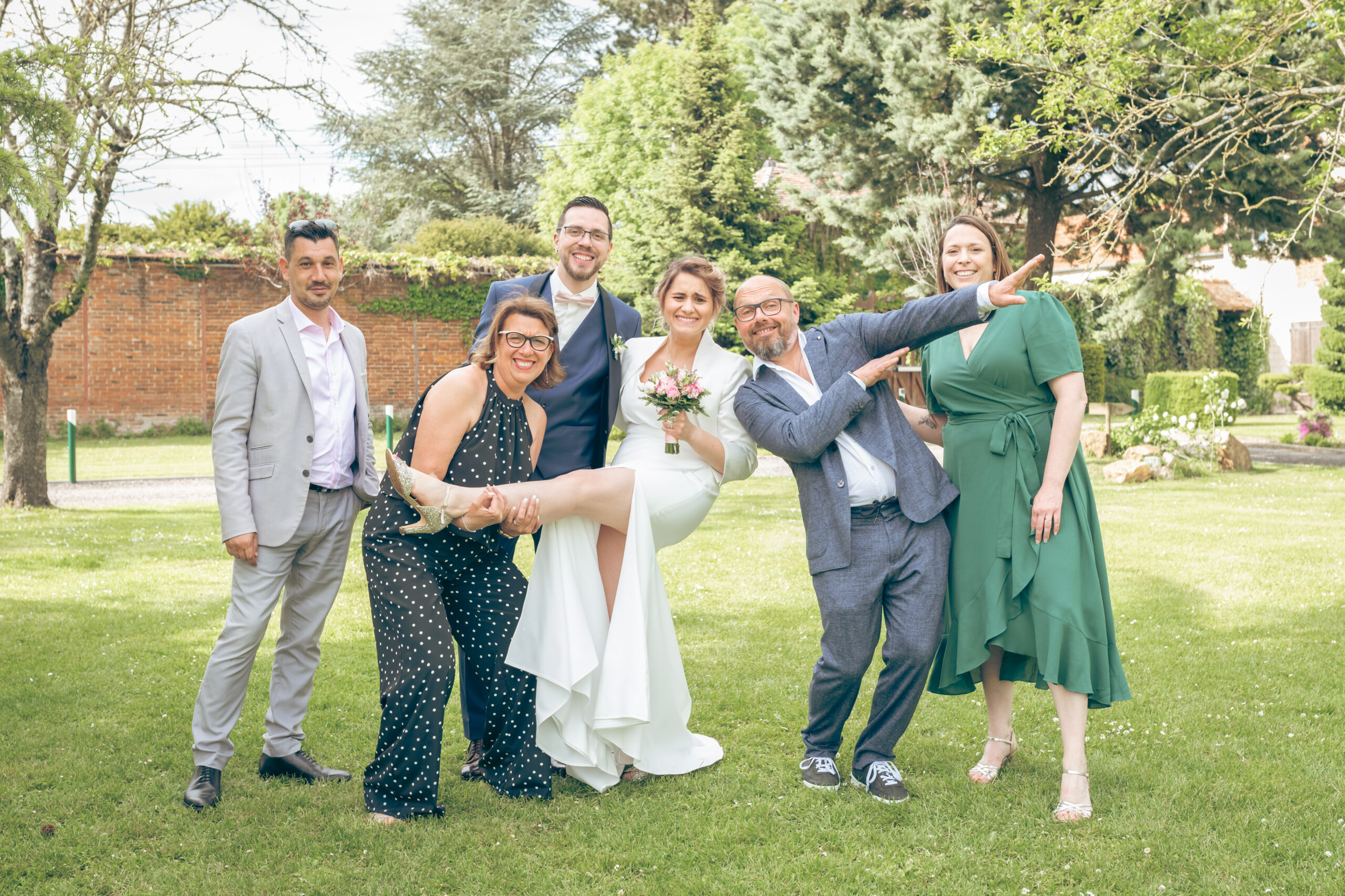 photo de groupe mariage. Le clos d'Amblainville. MICHÈLE GABET PHOTOGRAPHIE Mariage Rueil-Malmaison