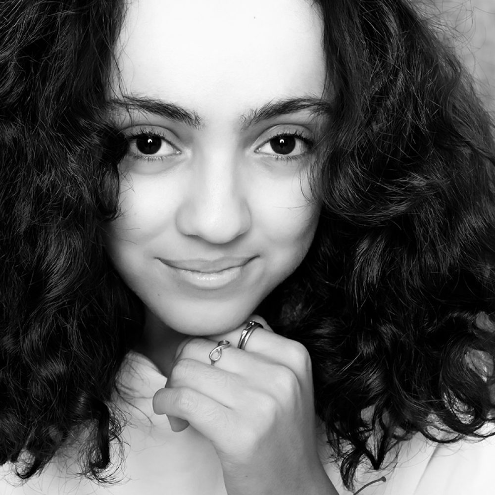 portrait jeune fille en noir et blanc au studio photo à Rueil-Malmaison. Michèle Gabet photographie