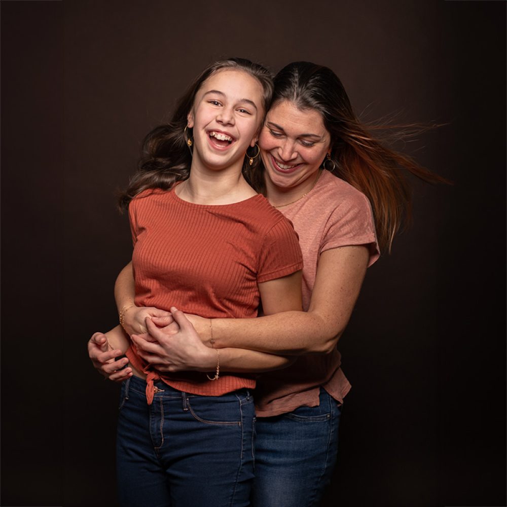 séance photo mère-fille au studio. fond marron. Rueil-Malmaison Michèle Gabet Photographie