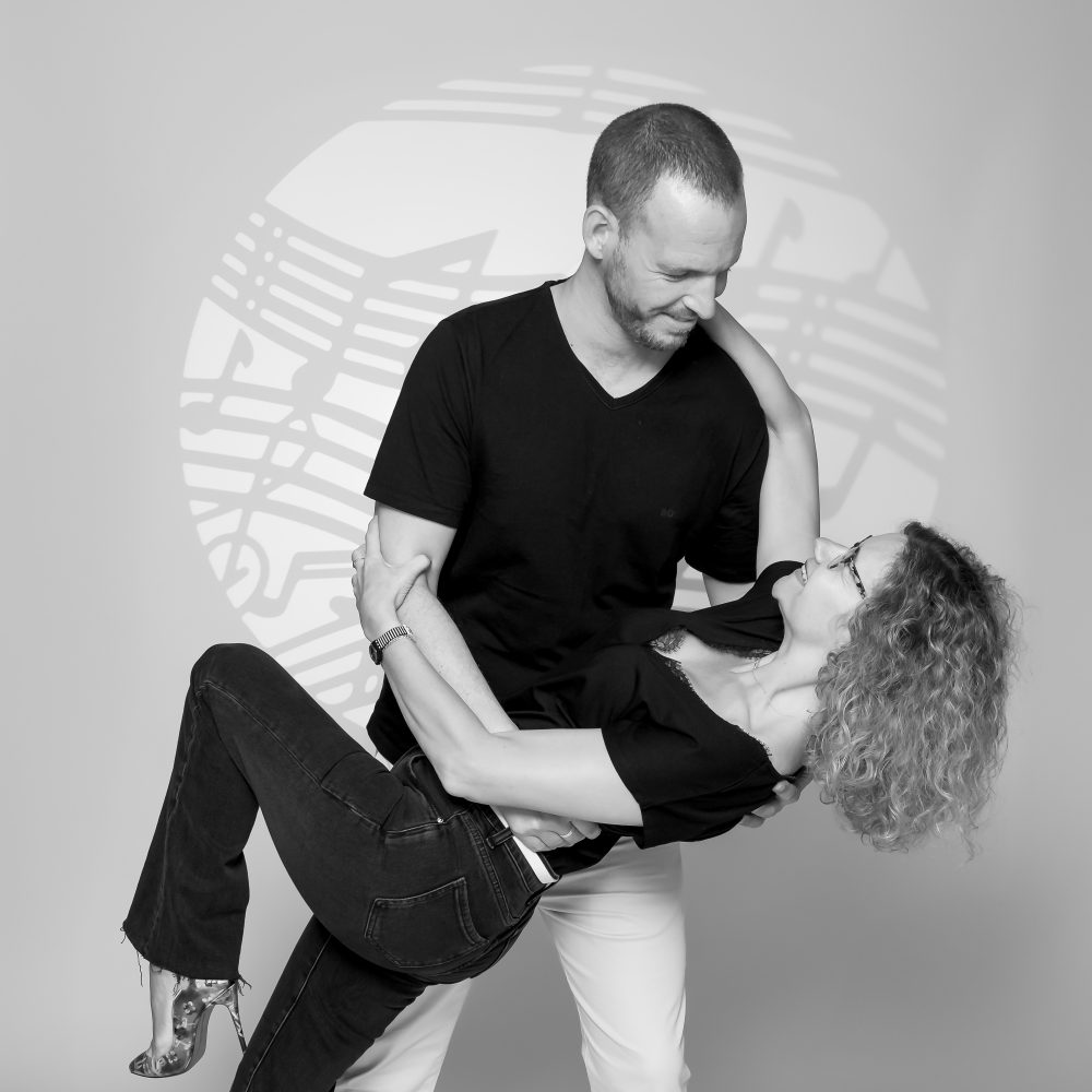 photo de couple pause danse, en noir et blanc au studio photo Rueil-Malmaison. Michèle Gabet Photographie