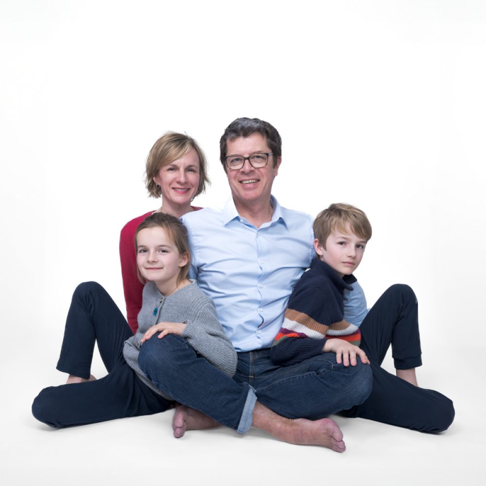 séance photo famille sur fond blanc AU STUDIO.