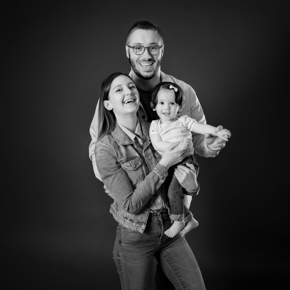 photo de famille, au studio photo en noir et blanc Rueil-Malmaison