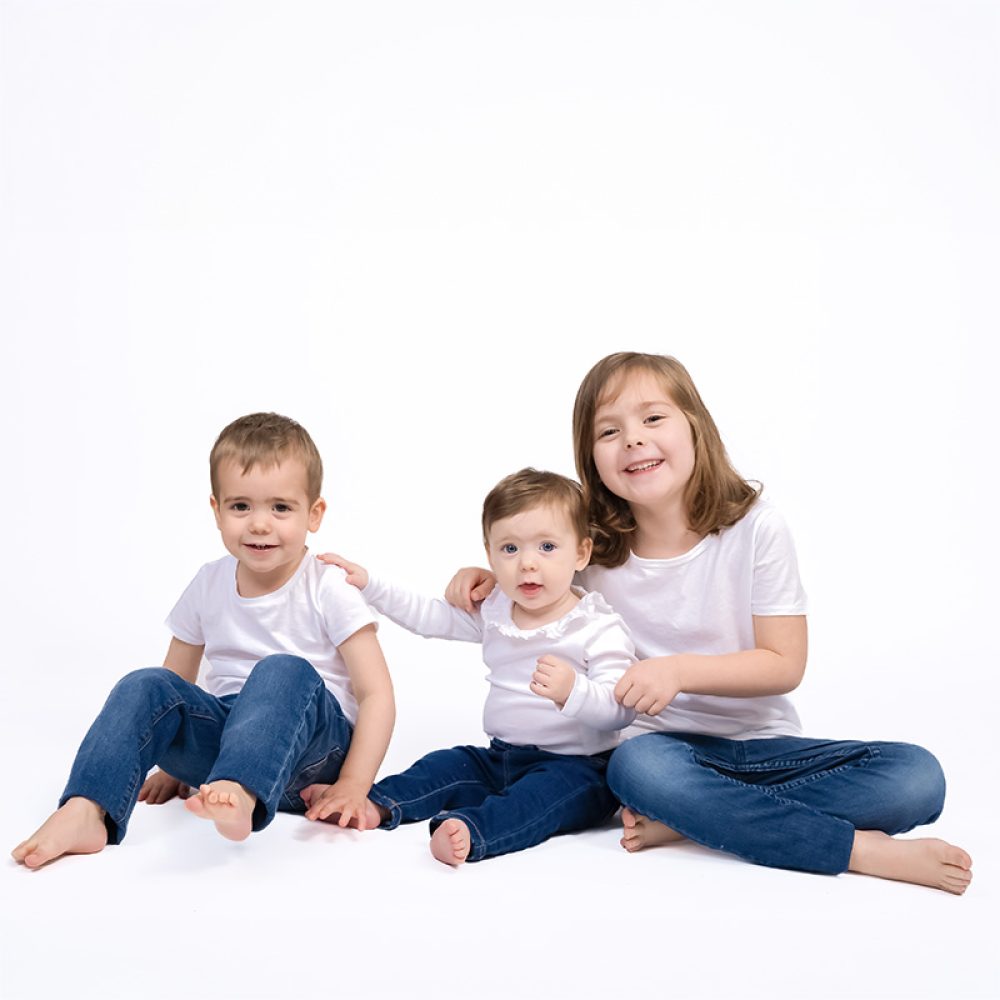 trois enfants photo couleur sur fond blanc. Michèle Gabet Photographie